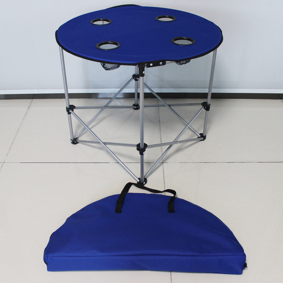 Table de camping pliable avec quatre porte-gobelets