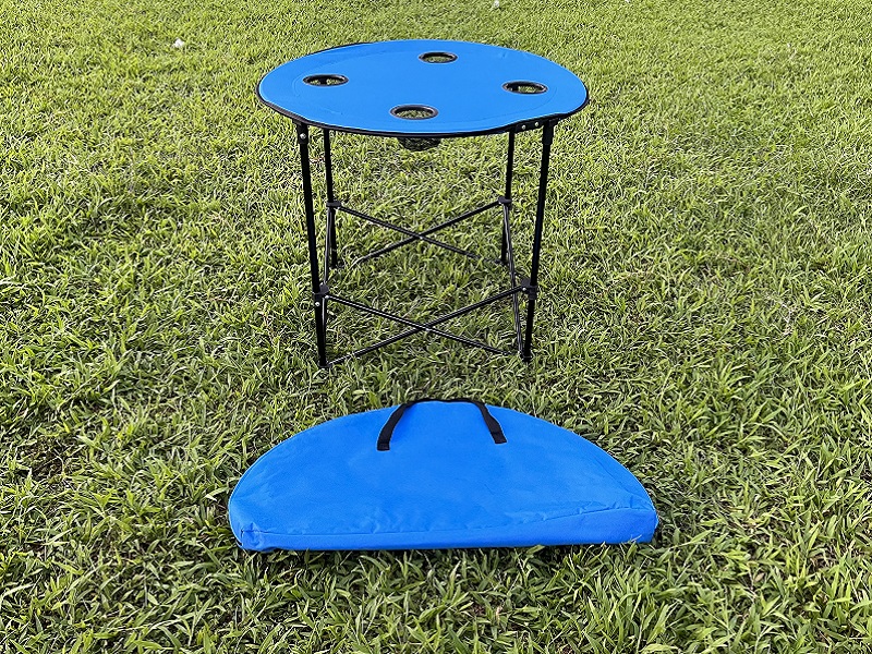 Table de camping pliable avec quatre porte-gobelets