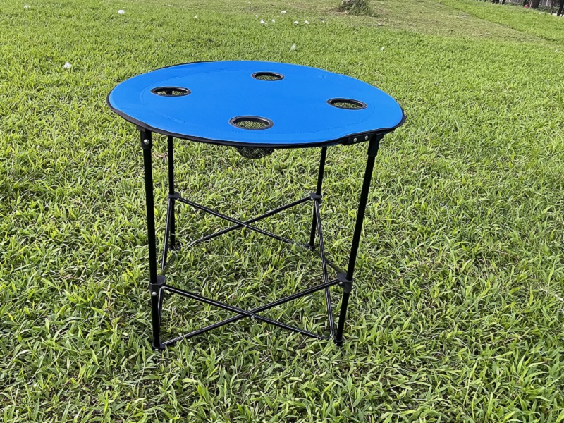 Table de camping pliable avec quatre porte-gobelets