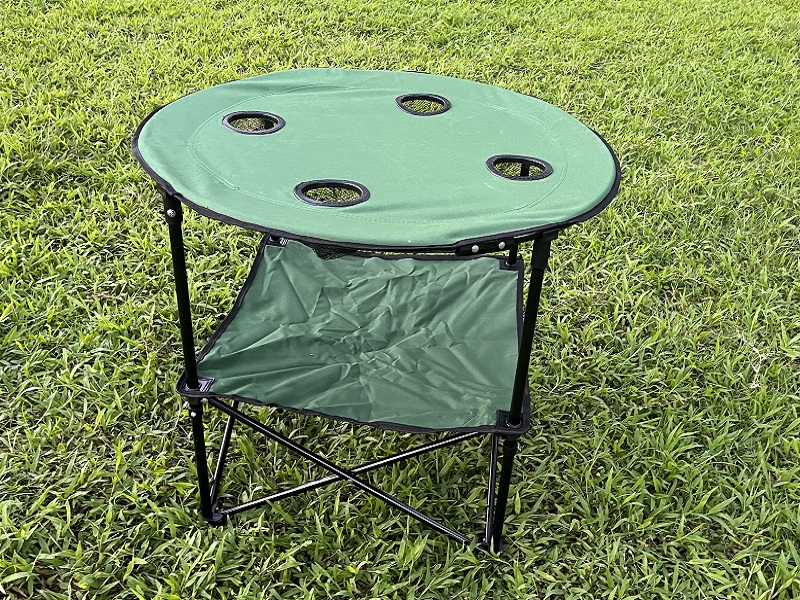 Table de camping pliable avec quatre porte-gobelets